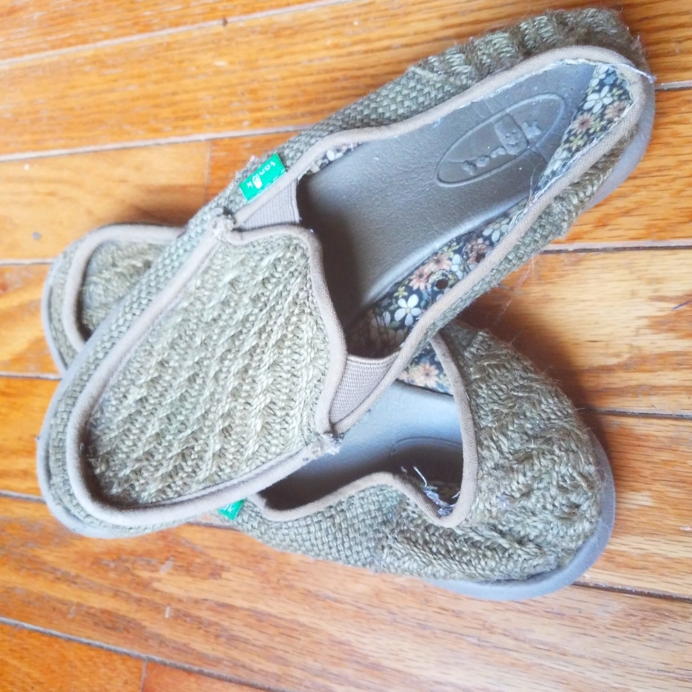 Used sanuks woven army green color size 7